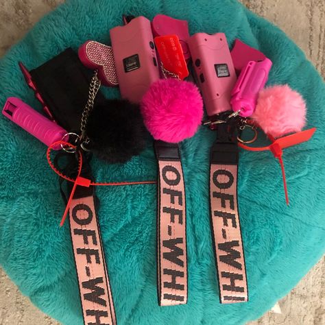 Off White Keychain Aesthetic, Off White Keychain, Car Keychain Ideas, Best Suv Cars, White Keychain, Edc Keychain, Off White Bag, Defense Keychain, Key Change