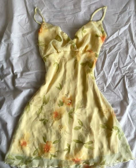 Floral Sundress Aesthetic, Yellow Top Outfit Summer, Yellow Sundress Outfit, Floral Outfit Aesthetic, Sundress Aesthetic, Summer Silk Dress, Yellow Floral Sundress, Cute Sundresses, Look 80s