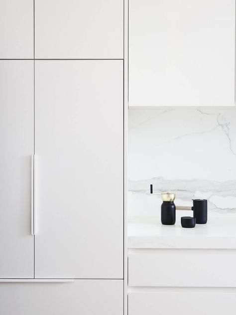 est living australian interiors dan webster architecture albert park terrace 5 White Kitchen Handles, White Tile Bathroom Walls, Kitchen Layout Ideas, Cabinet Detailing, White Bathroom Tiles, Albert Park, Est Living, Terrace Design, Bathroom Wall Tile