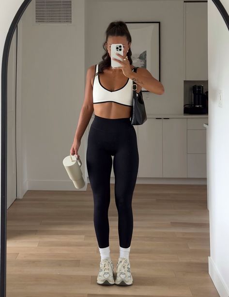 Unique Workout Outfits, Gym Style Aesthetic, Matching Set Workout Outfit, Classy Running Errands Outfit, Athletic Gym Outfits, Alo Workout Outfit, Cute Gym Fits Women, Cute Workout Fits Aesthetic, Cute Work Out Outfits