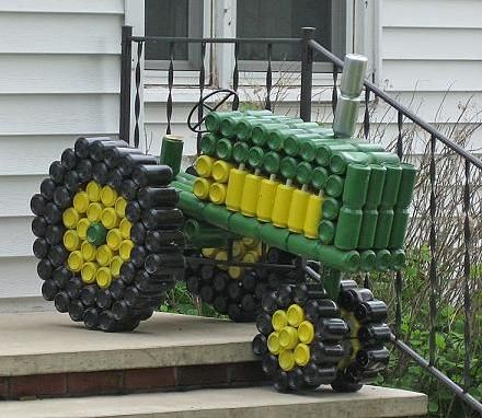 Tractor Made entirely out of Aluminum Pop cans! Tractor Crafts, John Deere Birthday Party, Pop Can Crafts, John Deere Birthday, Soda Can Crafts, Tin Can Art, Aluminum Can Crafts, Tin Can Crafts, Aluminum Cans