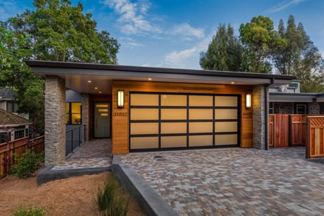 15 Impressive Mid-Century Modern Garage Designs For Your New Home Mid Century Garage Door, Mid Century Modern Garage, Mid Century Garage, Twilight House, Contemporary Garage, Modern Garage Doors, Garage Exterior, Garage Style, Modern Garage