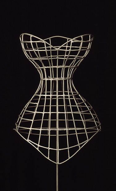 Wire Dress Form, Mood Board Fashion Inspiration, Tactile Art, Mannequin Art, Visual Metaphor, Corset Fashion, Metal Fashion, Craft Room Office, Henna Tattoo Designs