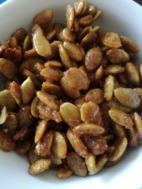 Pumpkin Seed Candy, Salted Caramel Pumpkin Seeds, Candied Pumpkin Seeds, Pepitas Recipes, Healthy Pumpkin Dessert, Mat Inspiration, Caramel Pumpkin, Dairy Free Pumpkin, Vegan Biscuits