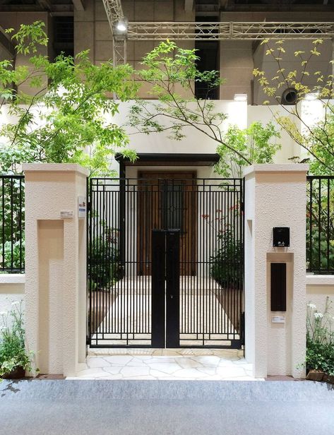 Entry Gates Ideas Driveway Entrance, Modern House Front Gate Design, House Front Gate, Modern Main Gate Designs, Home Designs Exterior, Gate Designs Modern, Modern Gate, Front Gate Design, Entrance Gates Design