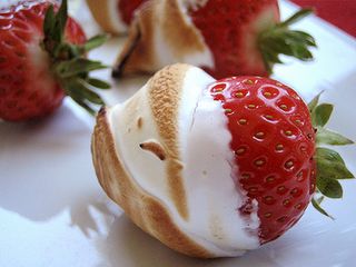 I love chocolate-covered strawberries, but these look like a scrumptious alternative. Dessert Strawberries, Camping Desserts, Marshmallow Creme, Strawberry Dip, God Mat, Marshmallow Fluff, Good Eat, Snacks Für Party, Party Desserts