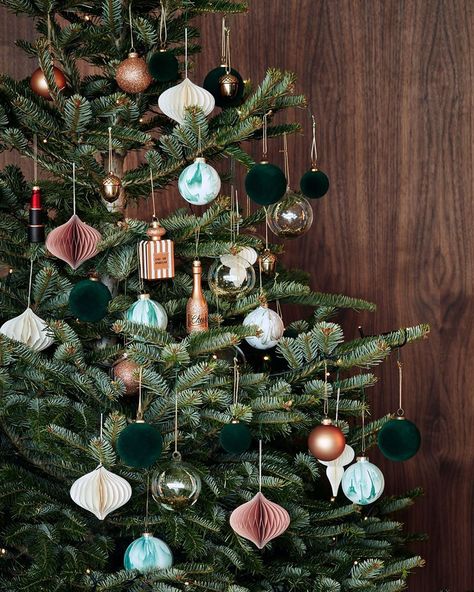 H&m Christmas, Pretty Christmas Ornaments, Christmas Tree Inspiration, Navidad Diy, Christmas Tree Baubles, Rustic Christmas Tree, Home Christmas, Noel Christmas, Christmas Decorations Ornaments