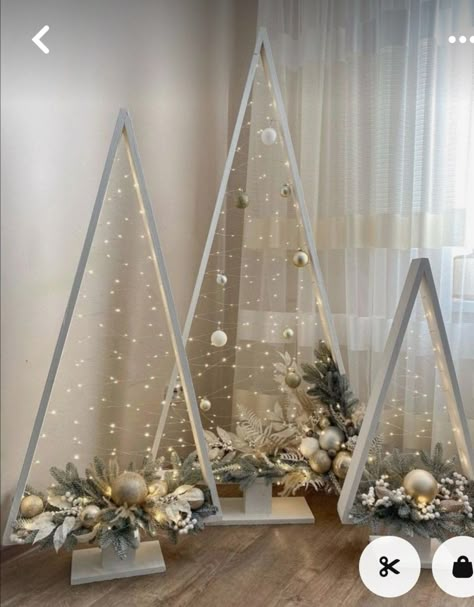 Over Fireplace Decor Ideas, Over Fireplace Decor, Julkransar Diy, Jul Diy, Gingerbread Ideas, Flocked Christmas Trees Decorated, Christmas Candle Decorations, White Christmas Trees, Flocked Christmas Trees