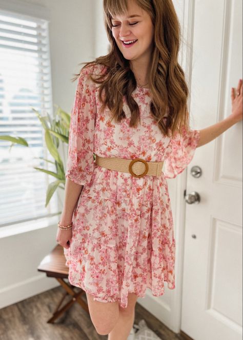 Shoet floral dress woth a belt around the waist. Chic Easter Outfit, Cute Easter Outfits, Mom Fits, Belted Floral Dress, Cute Floral Dresses, Easter Fashion, Cute Easter, Easter Outfit, Summer Chic