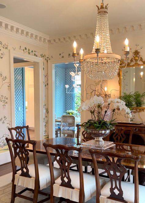 Blue Willow Decor, Arizona Decor, Dining Room French, Dining Room Remodel, English Manor, Beautiful Houses, Powder Rooms, Exclusive Home, Amazing Spaces