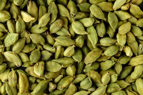 Plenty of green cardamom spice | Premium Photo #Freepik #photo #organic #natural #healthy #spice Benefits Of Cardamom, Cardamom Recipes, Cardamom Spice, Healthy Spices, Chickpeas Benefits, Daily Fiber Intake, Green Cardamom, Ginger Benefits, Organic Nature