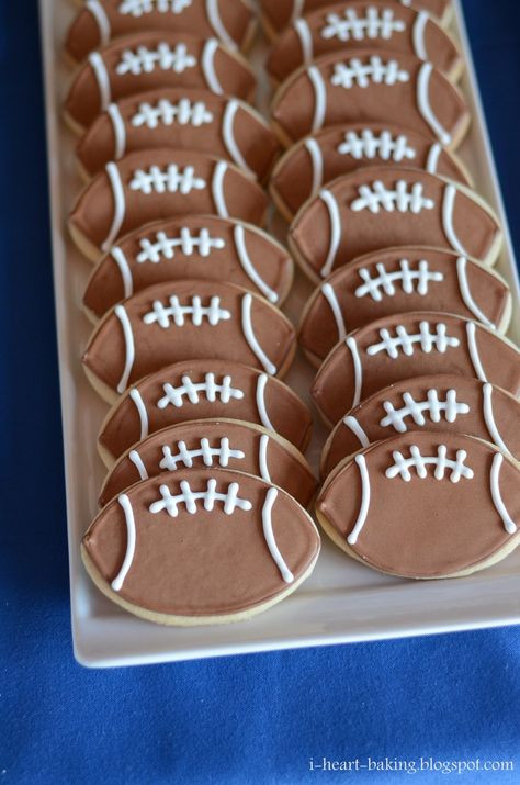 football cookies Football Sugar Cookies, Football Desserts, Football Treats, Superbowl Desserts, Football Cookies, Football Cake, Wedding Dessert Table, Football Birthday, Fall Cookies