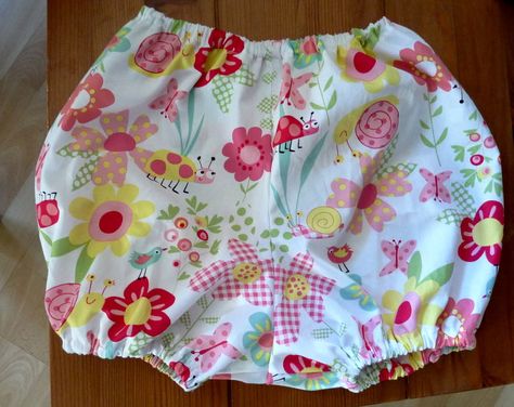 Ce petit bloomer taille 2 ans a été réalisé à partir du patron gratuit du site petit citron: ... Couture Bb, Diy Baby Clothes, Baby Mine, Diy Couture, Baby Sewing, Diy Baby Stuff, Boho Shorts, Crochet Baby, American Girl