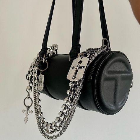 Circle Telfar Bag, Telfar Bag, Culture Magazine, Chain Purse, Girly Bags, Luxury Purses, Girly Accessories, Fancy Bags, Pretty Bags