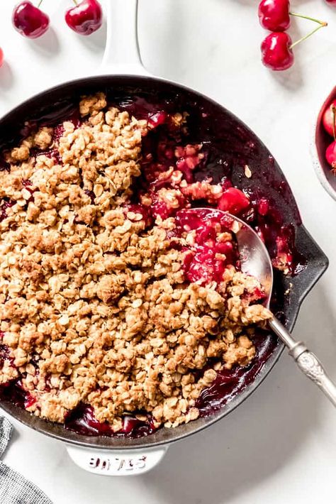 There is perhaps nothing quite so delightful as a serving of warm Cherry Crisp with a big scoop of vanilla ice cream melting on top! The fruity filling is sweet and tart with the warm taste and crunchy texture of the oat crisp topping to balance every spoonful! #cherries #crisp #crumble #best #easy #homemade #fromscratch #freshcherries #piefilling #fruitcrisp #cherrycrisp #oats Cherry Crisp Recipe, Fresh Peach Cobbler, Crisp Topping, Cherry Crisp, Homemade Cherry Pies, Cherry Crumble, Creamy Ranch Dressing, Cherry Filling, Fruit Crisp