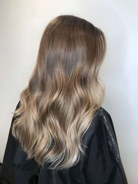 Balayage Praying Esthetics, Balayage Asian Hair, Hair Salon Pictures, Botox Lips, Beauty Salon Posters, Salon Pictures, Hair Puff, Blonde Hair Shades, Pretty Hair Color