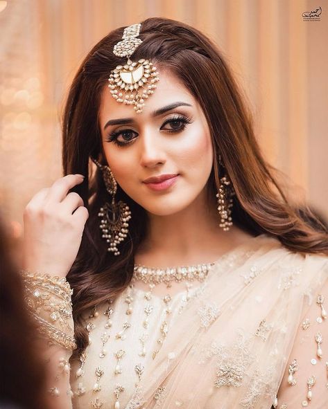 Pakistani Hair, Pakistani Wedding Hairstyles, Bridal Makeup Videos, Jannat Mirza, Hair Styles Ideas, Hair Style On Saree, Trending Hair, Bridal Makeup Images, Urdu Novel