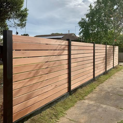 Horizontal Fence Ideas, Pagar Modern, Diy Backyard Fence, Wood Fence Design, Deck Fence, Privacy Ideas, Outdoor Fencing, House Fence Design, House Fence