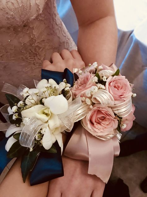 Prom Corsage Pink, Prom Bouquet Ideas, Elegant Flower Arrangements, Prom Flowers Bouquet, Gold Corsage, Black Corsage, Prom Flowers Corsage, White Corsage, Homecoming Flowers