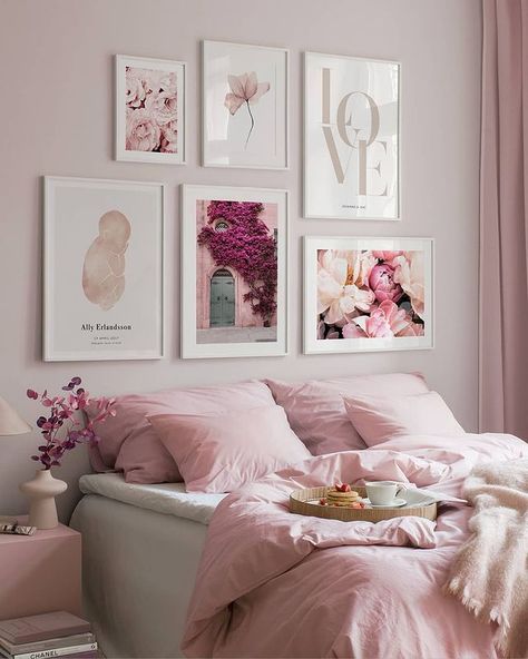 DESENIO - POSTERS ONLINE (@desenio) • Instagram photos and videos Modern Pastel Bedroom, Pink Gallery Wall, Small Gallery Wall, Pastel Bedroom, Design Del Prodotto, Pink Bedroom, Spacious Living Room, Inspiration Wall, Wall Color