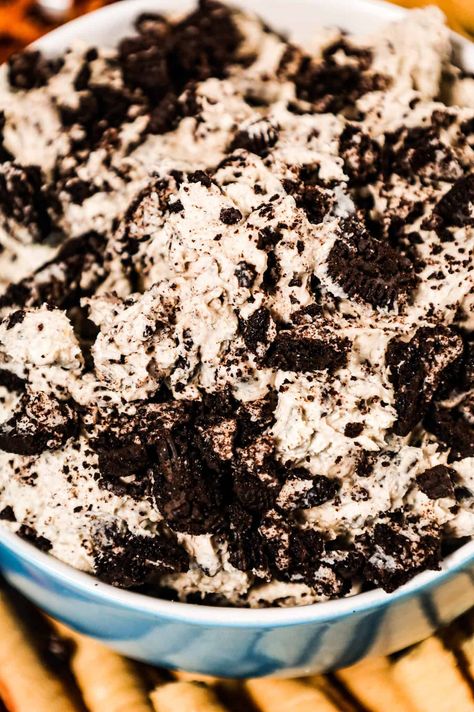 Oreo Dip is an easy no bake dessert recipe made with cream cheese, Cool Whip, powdered sugar and loaded with crumbled Oreo cookies. Oreo Dip, Toffee Cheesecake, Dessert Dip Recipes, Oreo Dessert Recipes, Chocolate Peanut Butter Desserts, Cake Dip, Chocolate Peanut Butter Cheesecake, Oreo Cream, Peanut Butter Cookie Dough