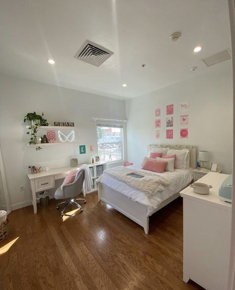 White Pink Room Bedroom Ideas, Bedroom Design Pink And White, Room Idea Preppy, Bed Ideas Pink And White, Pink And White House Aesthetic, Preppy White Room, Room Aesthetic Pink And White, Simple Pink Room Decor, Pink And White Preppy Room