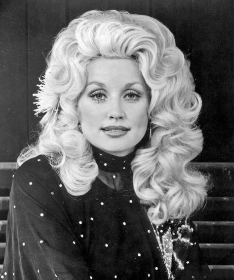 Dolly Parton beautiful in black & white Dolly Parton Quotes, Dolly Parton Pictures, Divas Pop, I'm With The Band, Hello Dolly, Country Singers, Dolly Parton, Big Hair, Country Music