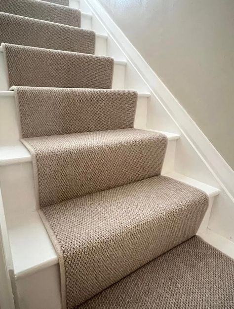 Beige Stair Runner, Beige Carpet Living Room, Staircase Carpet Runner, Stairs And Hallway Ideas, Stairs Runner, House Renovation Design, Carpet Staircase, Stairs Renovation, Entrance Carpet