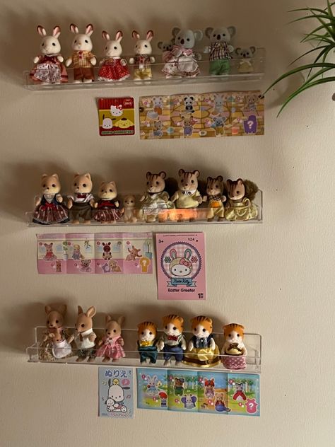 Calico Critter Display Ideas, Calico Critter Organization, Stuffed Animal Shelves, Calico Critter Shelf, Calico Critters Display Ideas, Calico Critters Collection, Calico Critters Storage, Calico Critter Display, Sylvanian Families Collection