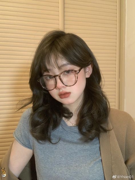 Curly Asian Hair, Korean Bangs Hairstyle, Blonde Hair Characters, Grunge Preppy, Korean Hair Color, Shot Hair Styles, Haircuts Straight Hair, Haircuts For Medium Hair, Hair Reference