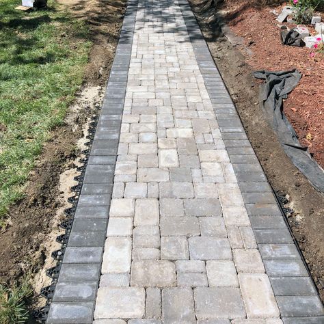 Modern Paver Walkways To Front Door, Stone Pavers Walkway, Cobble Stone Pavers, Paver Stone Walkway, Exterior Pavers, Paver Walkway Ideas, Garden Walkway Ideas, Walkway Design Ideas, Paver Walkway Diy