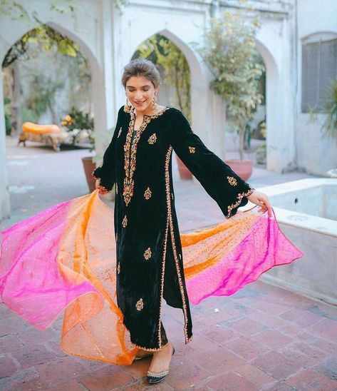 Punjabi Suits Party Wear, Velvet Suit Design, Suite Design, Lace Dress Design, Designer Punjabi Suits, Velvet Dress Designs, Pakistani Dresses Casual, Pakistani Fancy Dresses, Pakistani Fashion Party Wear