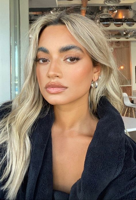 Olive Skin Blonde Hair, Brown Skin Blonde Hair, Hair Color For Brown Skin, Bright Blonde Hair, Tan Skin Blonde Hair, Latina Hair, Blonde Hair Girl, Men Hair Color, Honey Blonde Hair