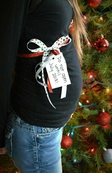 Maternity Christmas Pictures, Christmas Pregnancy Photos, Creative Baby Announcements, Vom Avea Un Copil, Pregnancy Announcement Pictures, Pregnancy Announcement Photoshoot, Creative Pregnancy Announcement, Baby Announcement Photoshoot, Christmas Baby Announcement