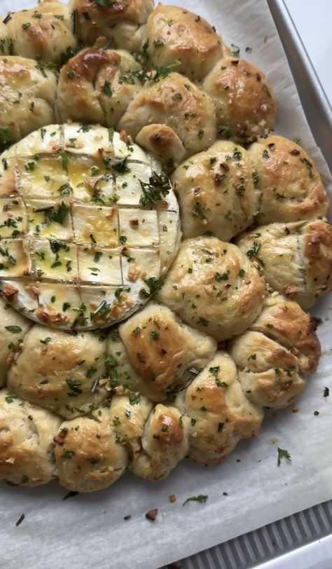 Garlic Butter Baked Brie Easy Recipes With Brie Cheese, Brie Bread Appetizer, Breakfast Brie Recipes, Bread And Cheese Appetizer, Baked Brie Cob Loaf, Ideas For Brie Cheese, Baked Brie Recipes Easy Holiday Appetizers, Brie And Sourdough Bread, Roasted Garlic Baked Brie