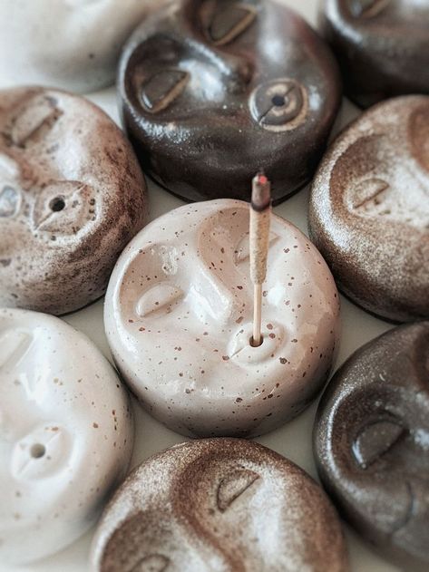 Diy Incense Holder, Ideas Ceramica, Ceramica Ideas, Beginner Pottery, Ceramic Incense Holder, Incense Stick Holder, Diy Air Dry Clay, Ceramic Incense, Aesthetic Brown