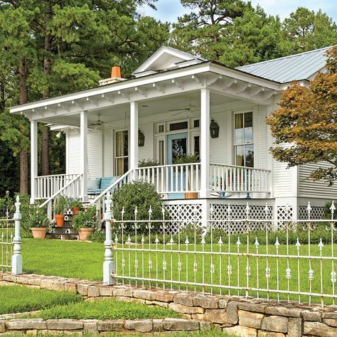 Designer Cathy Kincaid Turns a Rural Victorian Farmhouse in East Texas Into a Home With a Charming English Vibe Old Texas Farmhouse, Texas Hill Country Decor, Cathy Kincaid, Texas Farmhouse, Victorian Farmhouse, East Texas, Young Couple, Texas Hill Country, Southern Living