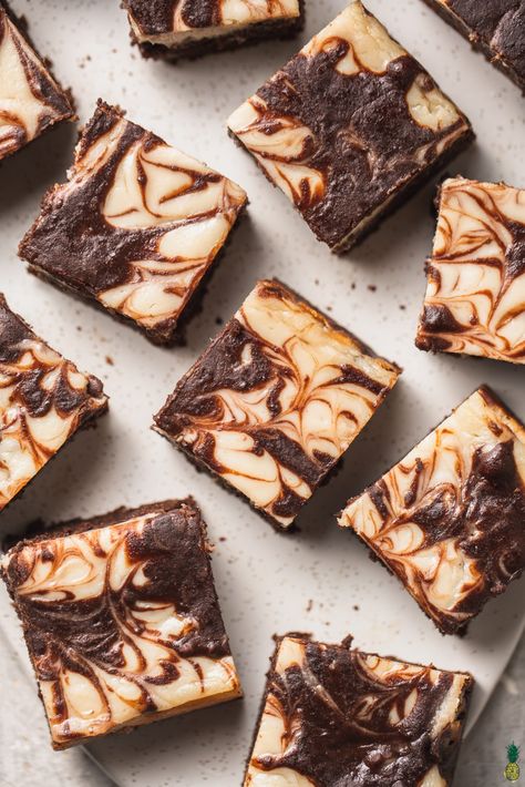 A swirled cheesecake brownie that is vegan, gluten-free and easy to make! Sweet, tangy and decadent treat that is sure to impress the whole family, vegans and nonvegans alike! #veganbrownies #cheesecakebrownies #creamcheesebrownies #vegandessert #glutenfreevegandessert #vegan #sweetsimplevegan #swirledbrownies #kidfriendly #easy #party Types Of Brownies, Swirled Cheesecake, Plant Based Cream Cheese, Brownie Vegan, Cheesecake Swirl Brownies, Cheesecake Brownie, Cream Cheese Brownies, Vegan Gluten Free Desserts, Swirl Brownies