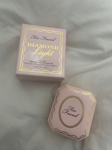 Too Faced Highlighter Diamond, Too Faced Makeup Products, Too Faced Aesthetic, Two Faced Makeup, Too Faced Highlighter, Skincare Store, Basket Vintage, Types Of Makeup, Face Aesthetic