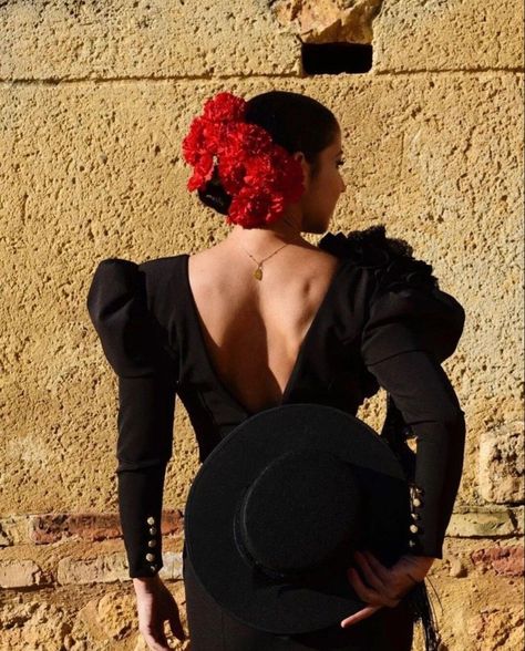 Flamenco Hairstyle, Spanish Hairstyles, Spanish Outfits, Flamenco Dress, Power Red, Spanish Culture, Peinados Recogidos, Folk Fashion, Photography Poses Women