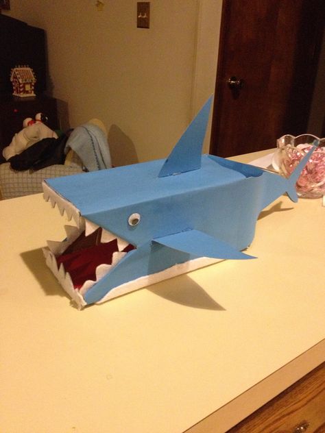 Shark valentine box Diy Valentine's Box, Diy Valentines Box, Valentine Boxes For School, Kids Valentine Boxes, Pinterest Valentines, Roses Valentine, Valentine Card Box, Valentinstag Party, Happy Hearts Day