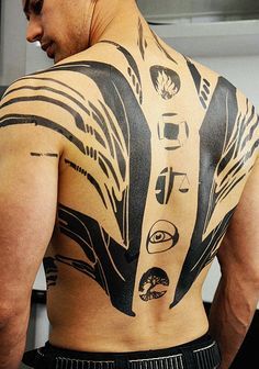 Theo James in Divergent tattooing Questionably SFW - <a href="http://rhiordan.tumblr.com" rel="nofollow"… Thoe James, Divergent Party, Divergent Tattoo, Divergent 2014, Divergent Theo James, Divergent Four, Small Wave Tattoo, Tris And Four, Divergent Movie