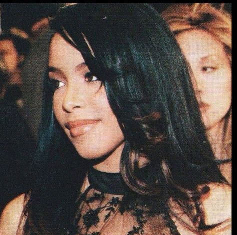 140 mentions J’aime, 1 commentaires - Aaliyah-the-angel (@aaliyah_our_angel) sur Instagram : "Romeo must die premiere March 20 2000. Aaliyah looks stunning and futuristic. ❤️" Aaliyah Romeo Must Die, Aaliyah Singer, Aaliyah 90s, Romeo Must Die, Aaliyah And Tupac, Aaliyah Hair, Aaliyah Haughton, Tattoed Women, People Icon