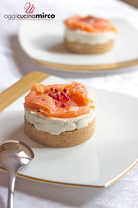 Cheesecake salata monoporzione con salmone | OggiCucinaMirco Impressive Appetizers, Cheesecake Mini, Mini Foods, Finger Food, Savoury Food, Finger Foods, Mini Cheesecake, Ricotta, Last Minute