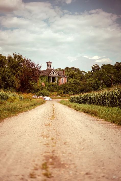 A 156-Year-Old Victorian Mansion Sits Abandoned in Ohio - Architectural Afterlife Old Victorian Homes Abandoned Mansions, Old Mansion Aesthetic, Country Victorian Homes, Gothic Victorian Homes, Old Victorian Mansions, Abandoned Ohio, Victorian Country House, Creepy Old Houses, Mansion Aesthetic