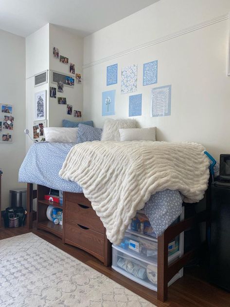 Stonebridge Hall 217, 2021 Dorm Rug Aesthetic, Blue And Gold Dorm Room Ideas, Uni Room Ideas Uk Halls, Blue Dorm Room Aesthetic, Simple Dorm Room Ideas, Dorm Organization Ideas, Light Blue Dorm Room Ideas, Coastal Dorm Room, College Room Inspiration