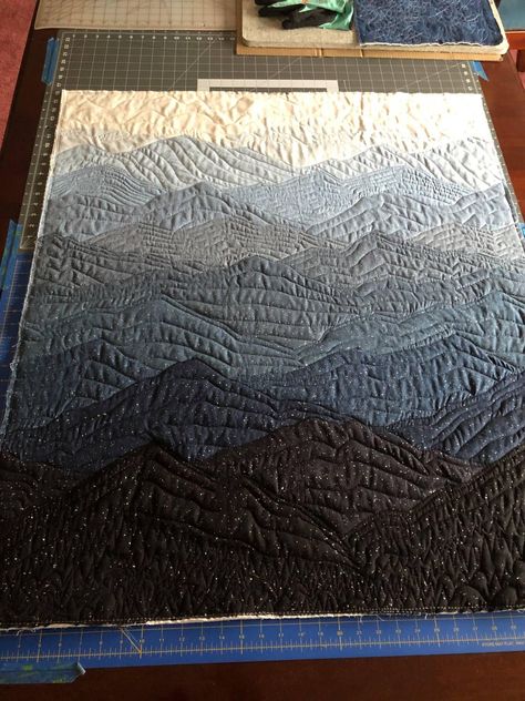 Colchas Quilting, Ocean Quilt, Landscape Art Quilts, Mountain Quilts, Longarm Quilting Designs, Landscape Quilt, Landscape Quilts, Picture Quilts, Tree Quilt