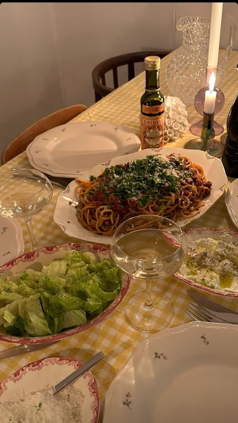 Dinner Party For Two, Wine And Dine Aesthetic, Celebratory Dinner Ideas, Supper Club Aesthetic, Pasta Night Party Ideas, Italian Food Night, Steak Dinner Aesthetic, Italian Dinner Party Aesthetic, Cute Dinner Party