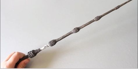 This is how to make a legit elder wand out of only: a skewer a glue gun brown paint white paint a pen Deathly Hallows Wreath, Harry Potter Bday Ideas, Wands Diy, Hogwarts Room, Harry Potter Projects, Wand Making, Harry Potter Themed Party, Harry Potter Christmas Decorations, Harry Potter Christmas Tree