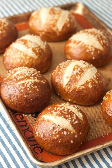 Pretzel Bun Recipe, Burgers On The Grill, Standing Mixer, Pretzel Buns, Sweet Chili Sauce Recipe, Homemade Pretzel, Baked Pretzels, Pretzel Bun, Homemade Pretzels